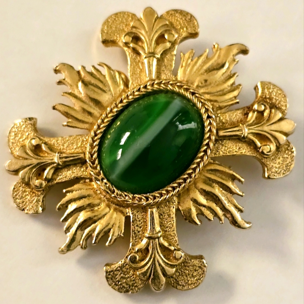 Vintage Accessocraft NYC Gold Tone Green Maltese Cross Brooch pendant estate